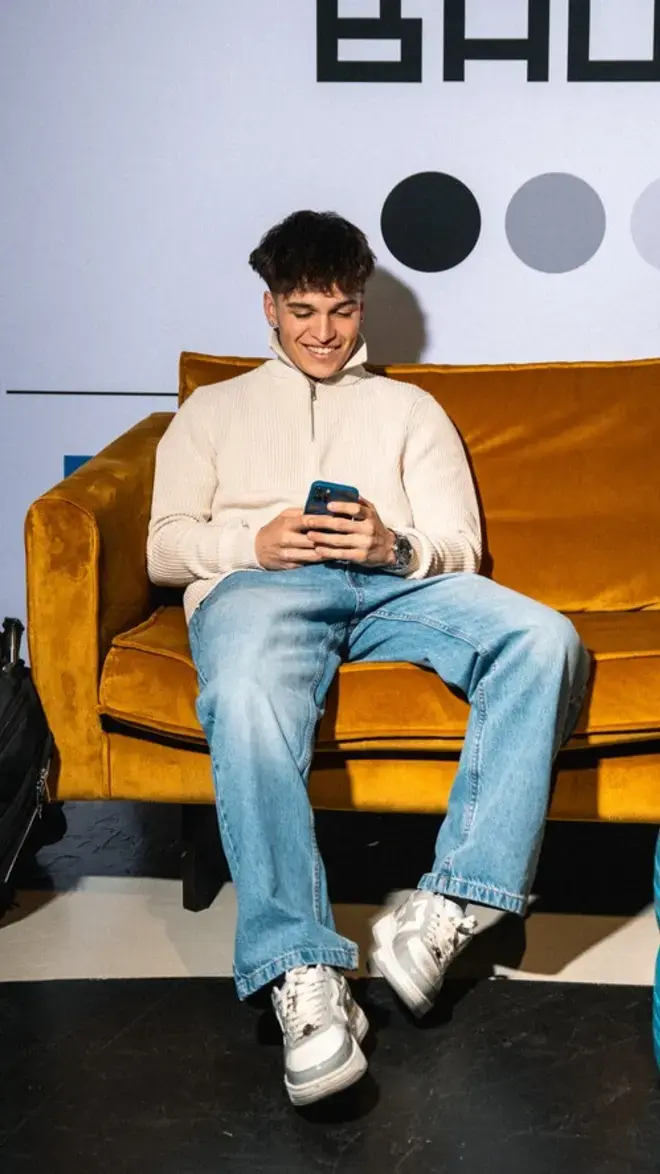 Circular Cities and Communities student op gele bank