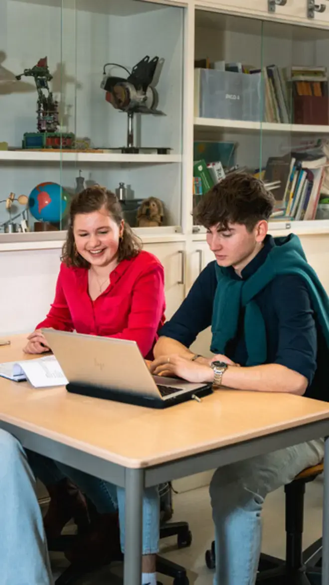 Leraar Basisonderwijs studenten aan het werk