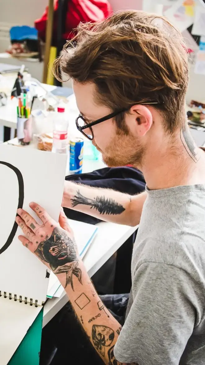 Docent Beeldende Kunst en Vormgeving  sutdent met tekening 800x800.jpg