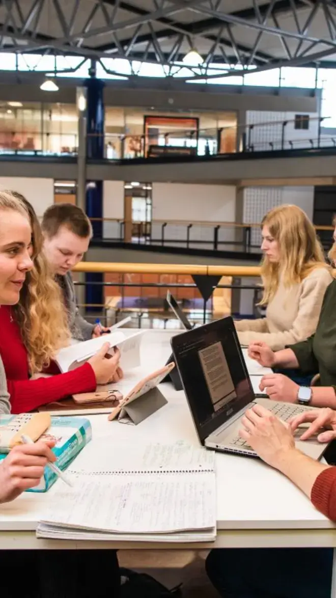 Ergotherapie BSG studenten in de hal.jpg