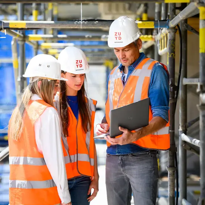 Built Environment - studenten met docent op bouwplaats