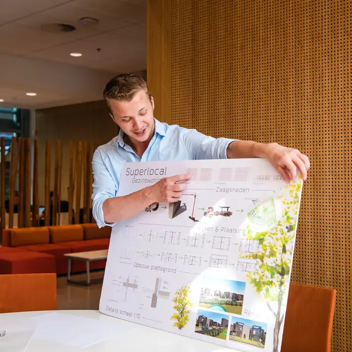 Built Environment 3C - student met bouwtekening