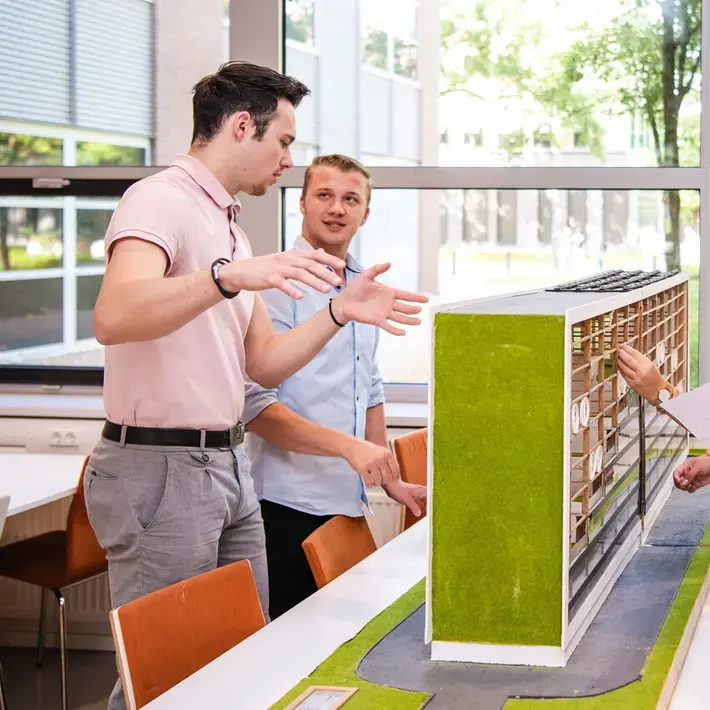 Built Environment 3C - studenten werken aan maquette