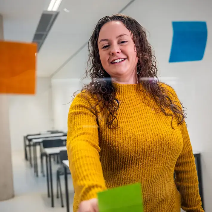 Business Studies - Studente met geeltjes