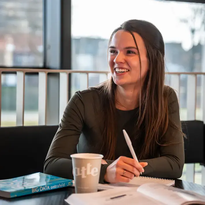 Business Studies - studente lacht en studeert