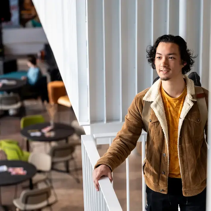 Commerciele Economie - student in trappenhuis