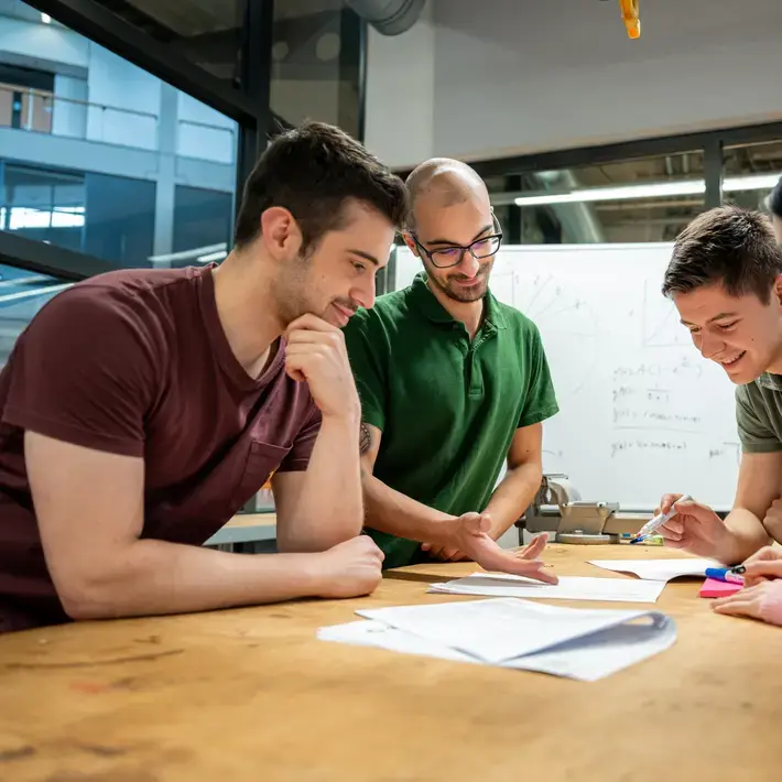 Engineering - studenten werken samen