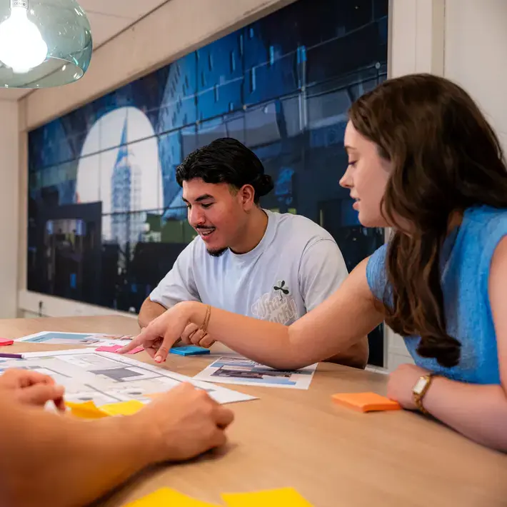 Facility Management - studenten werken samen