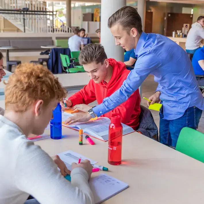 Finance ad - studenten werken samen