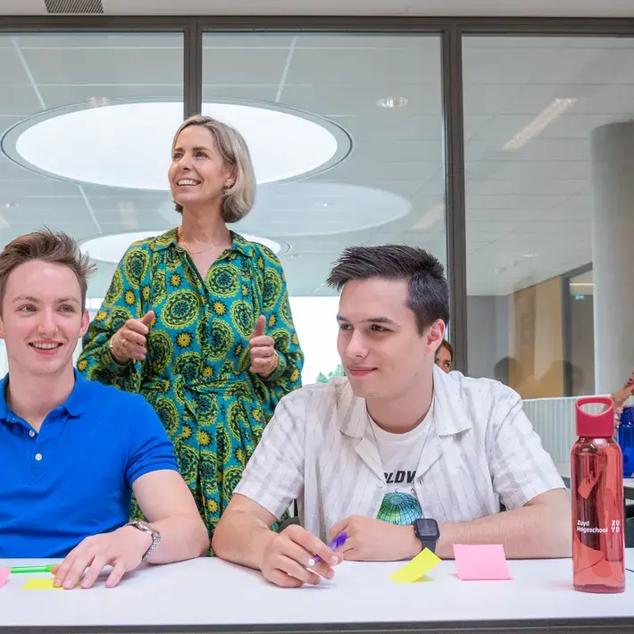 Finance ad - studenten met docent