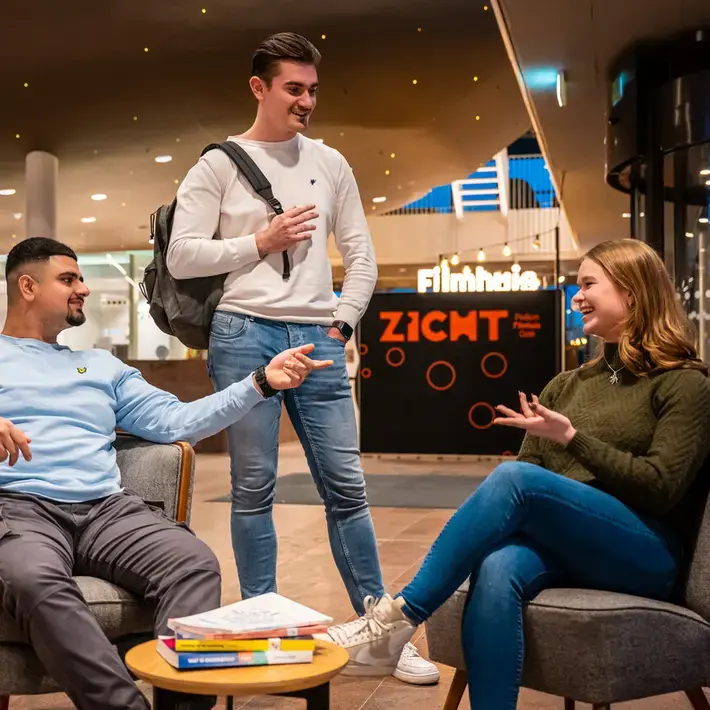 Finance and Control - studenten in hal