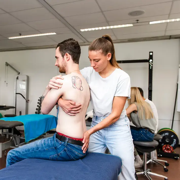 Fysiotherapie - studenten oefenen