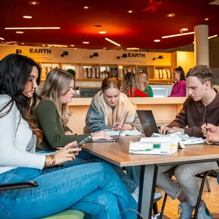 HBO-Rechten - studenten werken in kantine