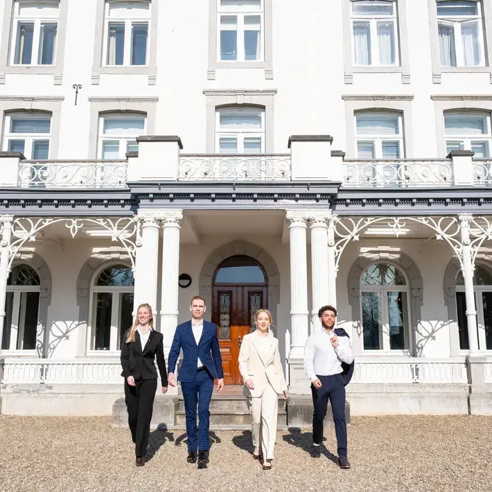 Hotel Management - 4 studenten voorkant gebouw