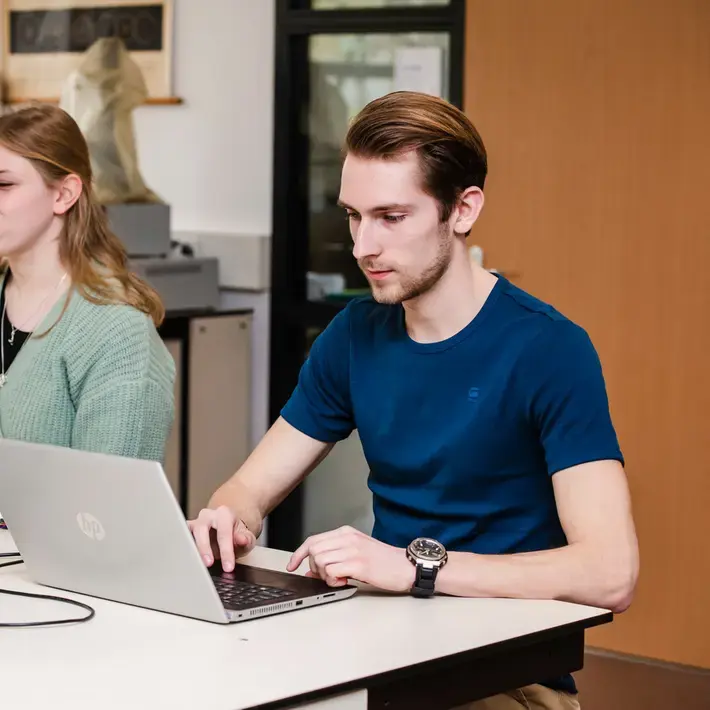Mens en Techniek - student achter laptop