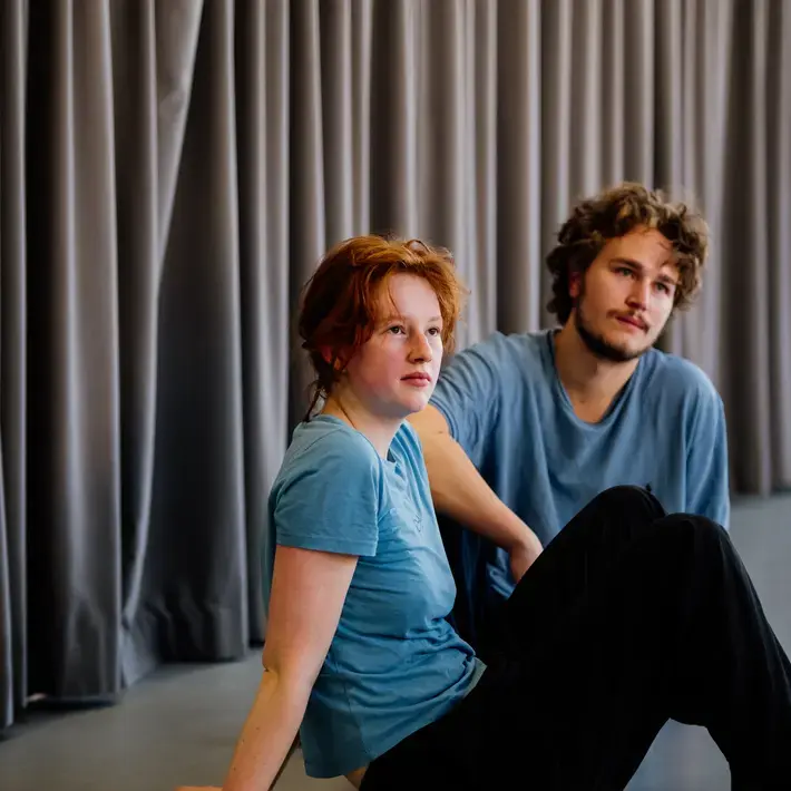 Theater - twee studenten zitten op de grond