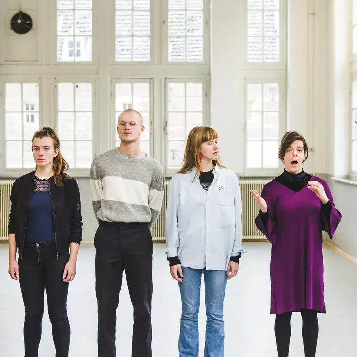 Theater - vier studenten op een rij