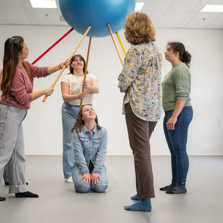 Vaktherapie - gymzaal studenten met stok en bal