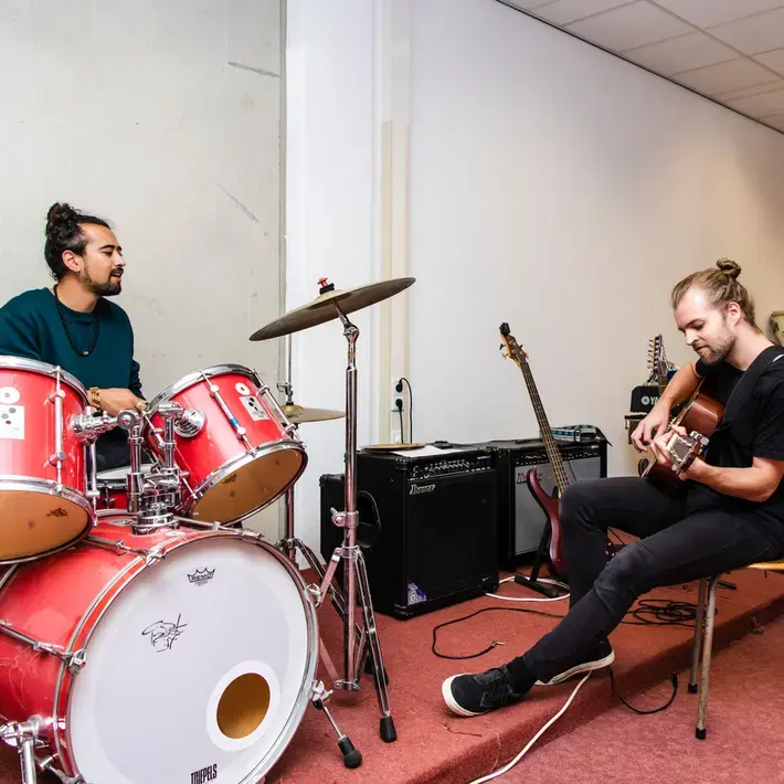Vaktherapie - muziek studenten drummen