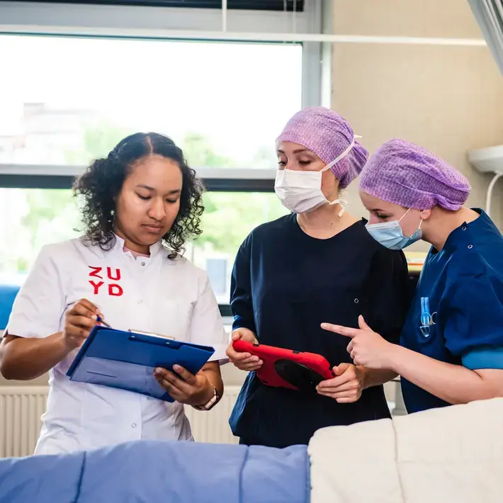 Verpleegkunde - perioperatief - 3 studenten overleggen