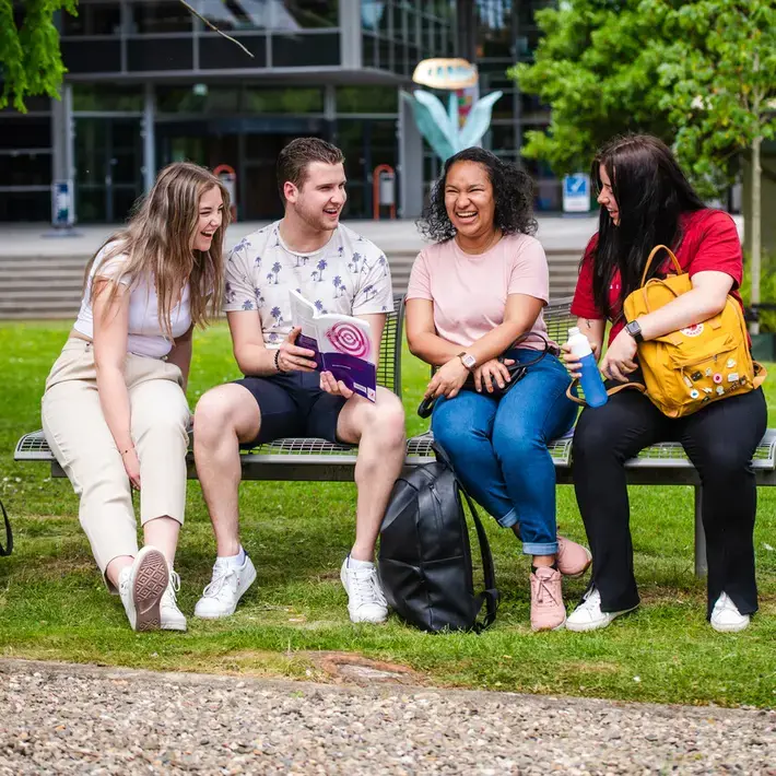 Verpleegkunde bankje buiten