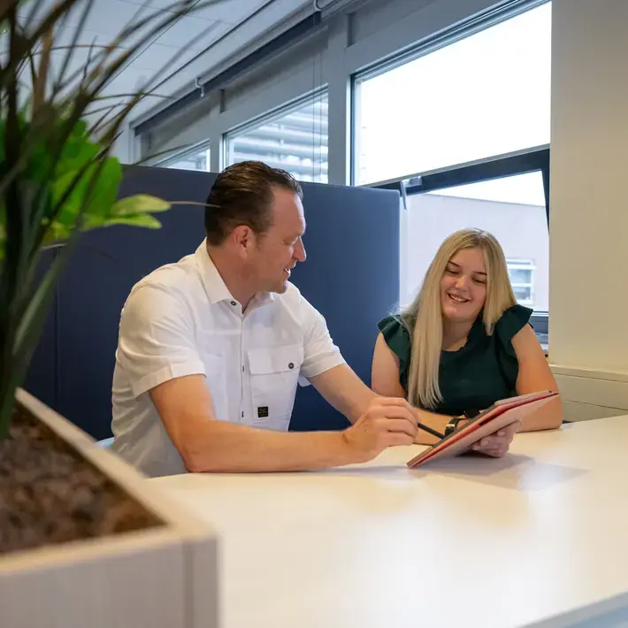 ICT - docent met studente in gesprek