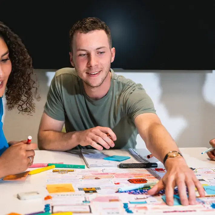 Social-Work Student aan tafel 