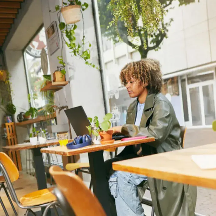 Zuyd Hogeschool student aan tafel studentlife