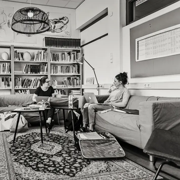 DDocent beeldende kunst en vormgeving  - studentes in huiskamer
