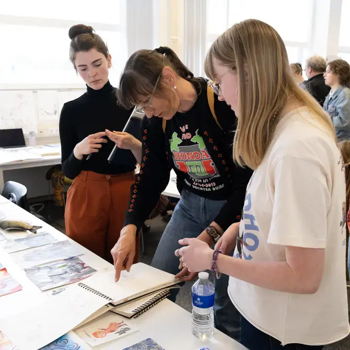Visuele Communicatie - docent kijkt naar werk van studenten