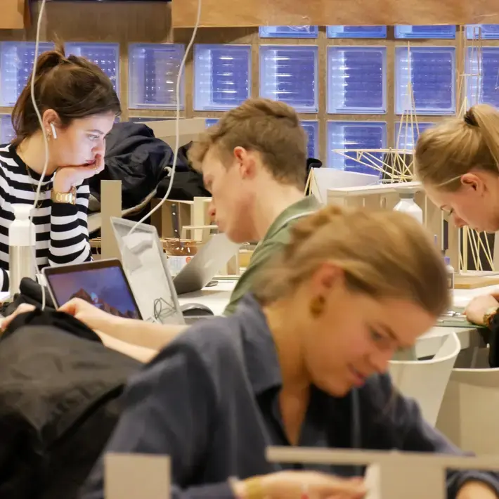 Vormgeving Architectuur studenten in werkruimte