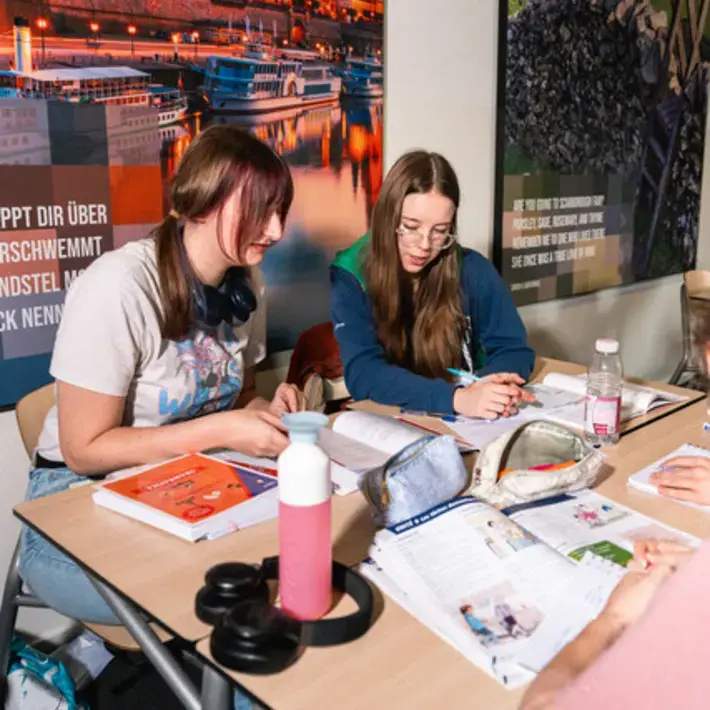 Vertaalacademie - studenten werken aan tafel