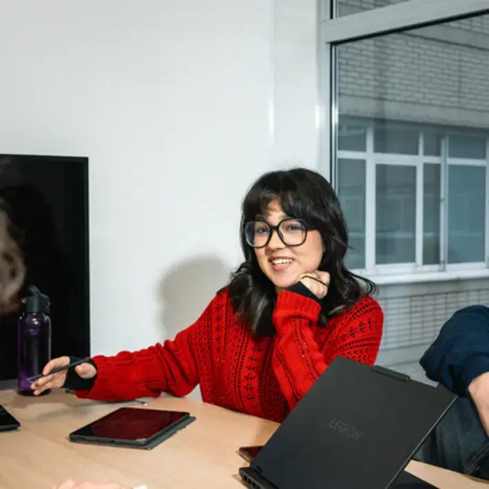 Computer Science - student in rode trui