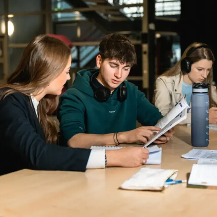 Leraar Basisonderwijs studenten aan tafel aan het werk