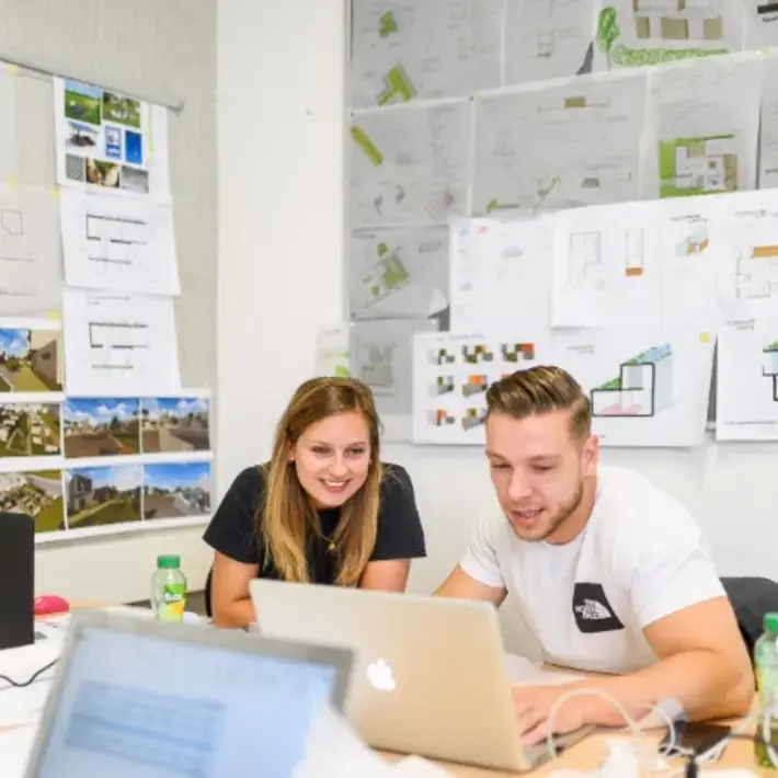 Built Environment Studenten in werkruimte met bouwtekeningen 750x450.jpg