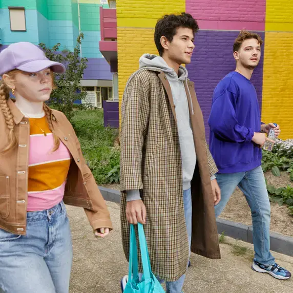 Drie studenten lopen over straat