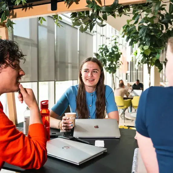 Groepsgesprek Laptop Bespreking Zuyd Hogeschool Sittard