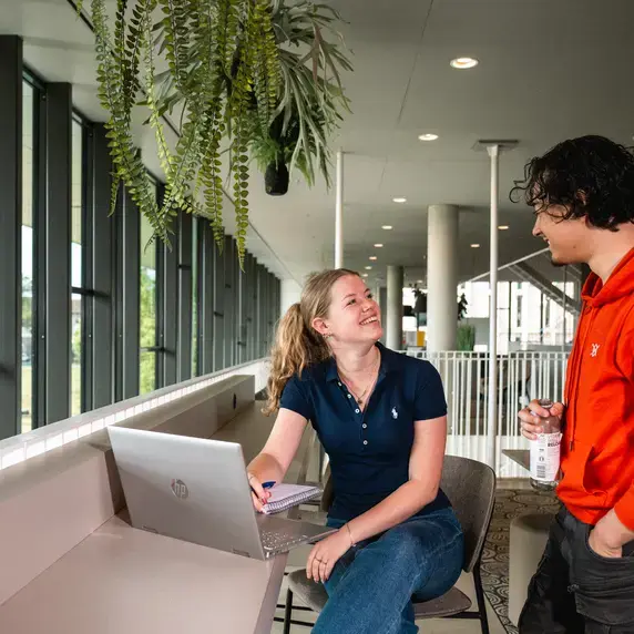 Samenwerken Laptop OranjeTrui Zuyd Hogeschool Sittard