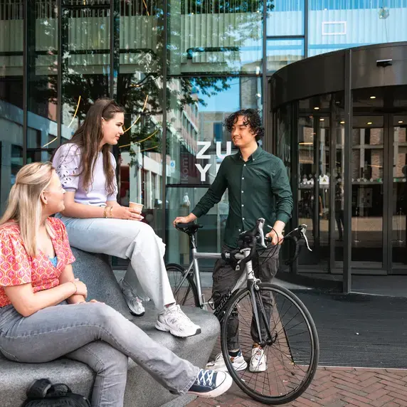 Gesprek Buiten Ingang Zuyd Hogeschool Sittard