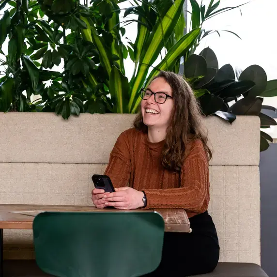 Vertaalacademie meid met telefoon