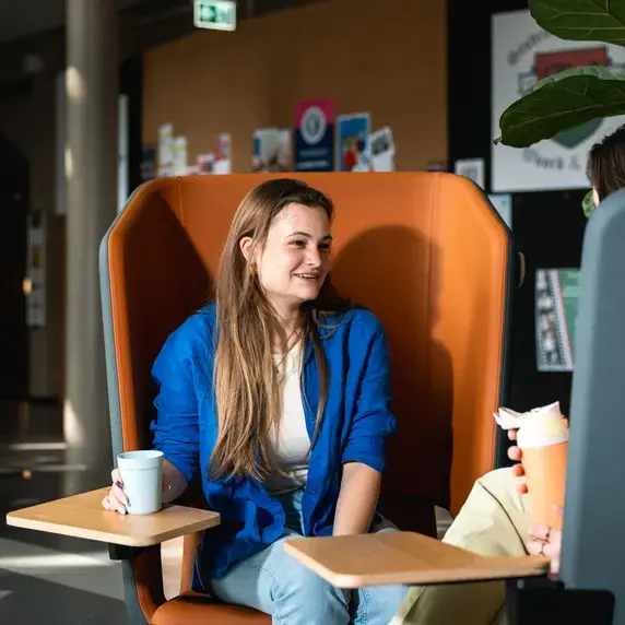 Bank OranjeStoel BlikOpzij Zuyd Hogeschool Heerlen