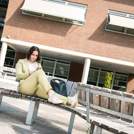 Buiten Terras GesprekZijaanzicht Zuyd Hogeschool Heerlen