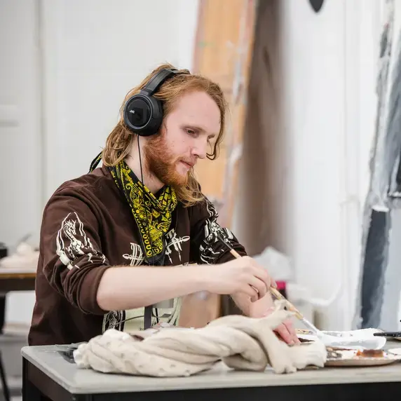 Student in werkplaats Autonome Beeldende Kunst