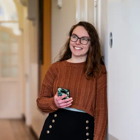 Vertaalacademie meid met telefoon