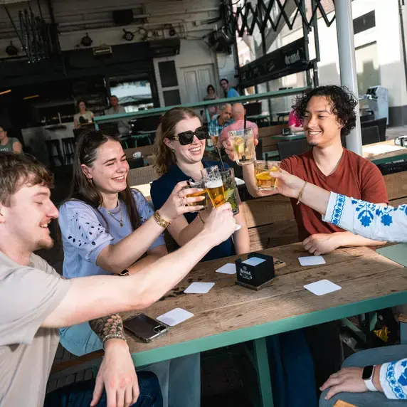 Studenten proosten op een terras in Sittard