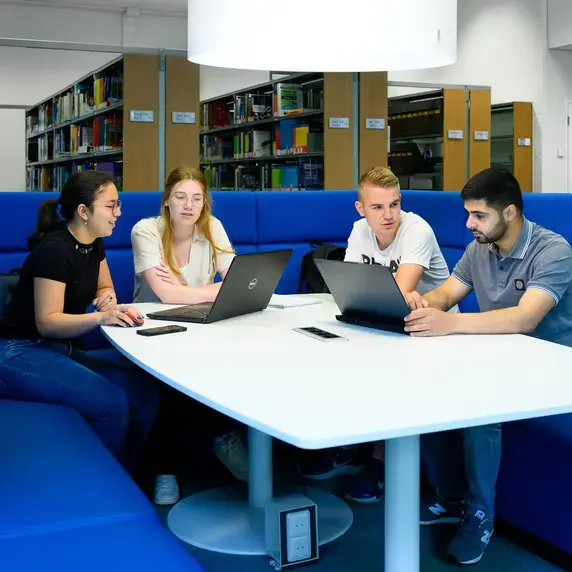 Built Environment - studenten in zitje