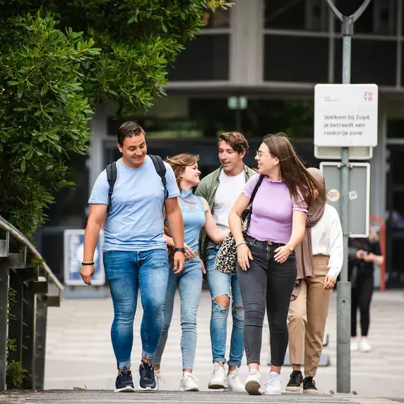 Built Environment 3C - studenten op loopbrug