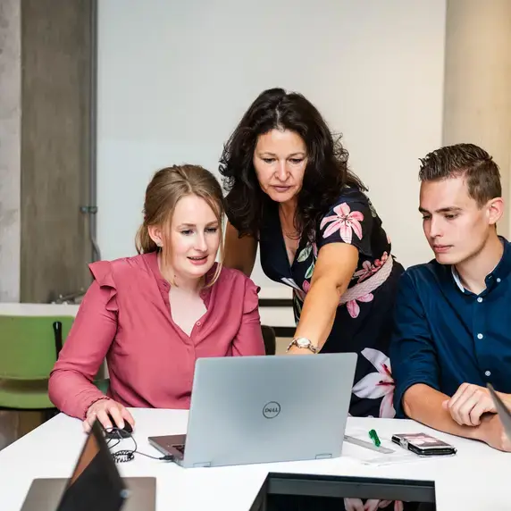 Business Studies - docent helpt studenten