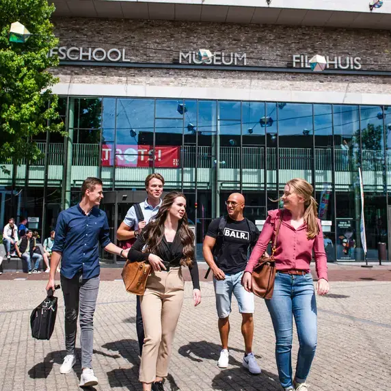 Business Studies - groep studenten bij ingang Ligne