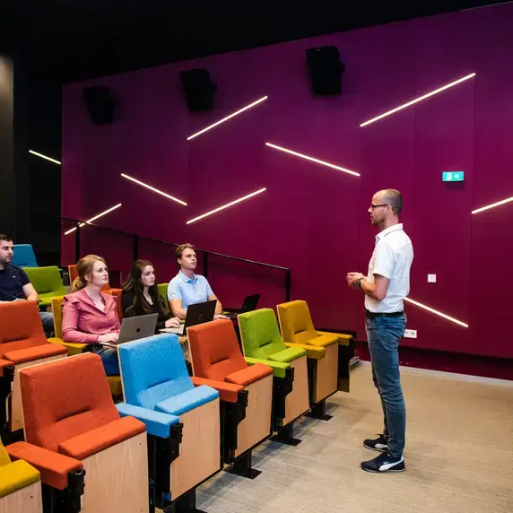 Business Studies - grote collegezaal